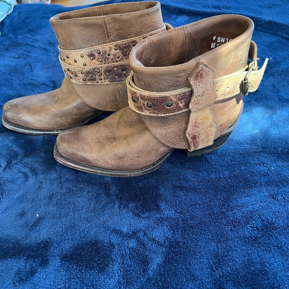 Sonora Women’s Distressed leather booties